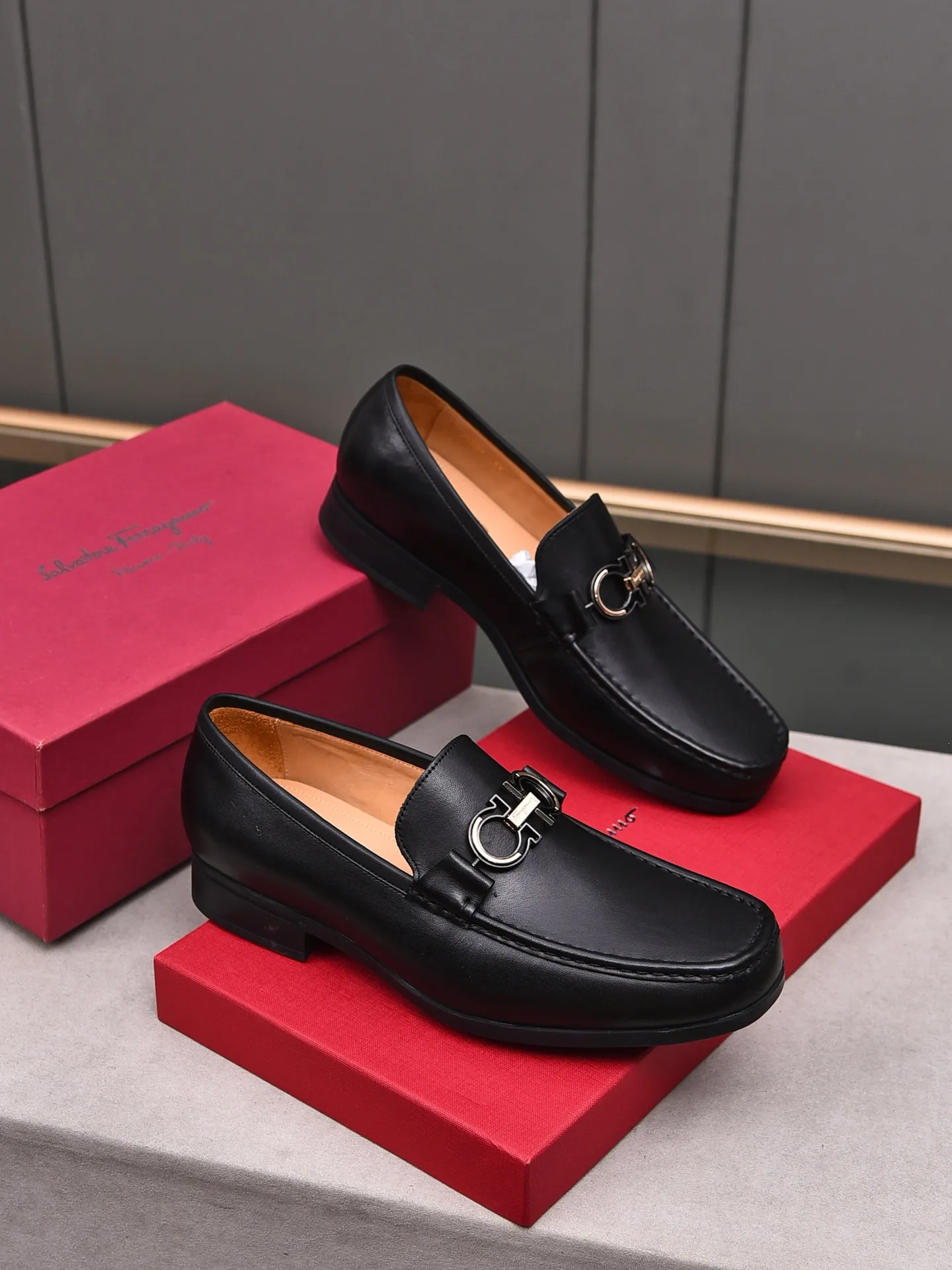 Factory: 250 [Original running volume quality] Brand: Ferragamo (Ferragamo) Size: Men's size 38/44 (45 can be customized) Grade: Same style as the official website High-end quality men's shoes Material: Original first-layer calfskin Water-dyed cowhide lining Original outsole Style category: Men's fashion formal business casual leather shoes Slip-on men's shoes high-top series Young fashion European and American trends British style Casual matching Comfortable feet